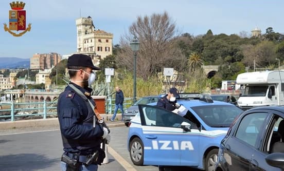 Guida senza patente su scooter rubato, targa manomessa, denunciato a Prà