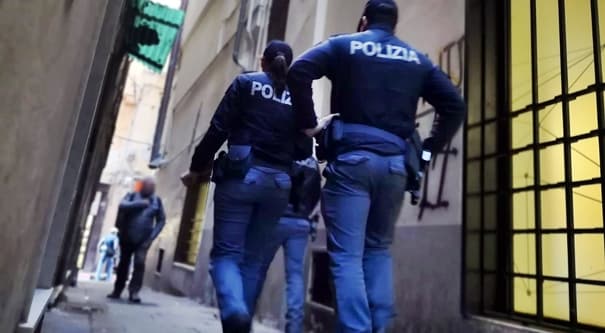 Scappa dai domiciliari con coltello e dose di cocaina, arrestata a Genova