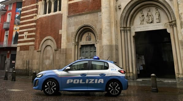 Si sporge dal tetto per suicidarsi, 67enne salvata dalla Polizia di Alessandria