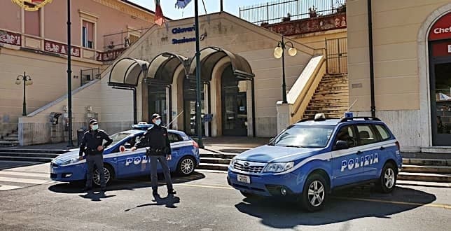 Quattro agenti feriti al Derby del Tigullio tra scontri tra tifosi respinti dalla forza pubblica