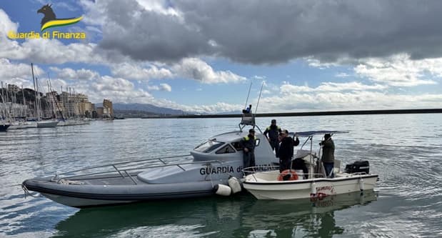 Salvate 4 persone in mare sul litorale di Ponente dalla Finanza di Genova