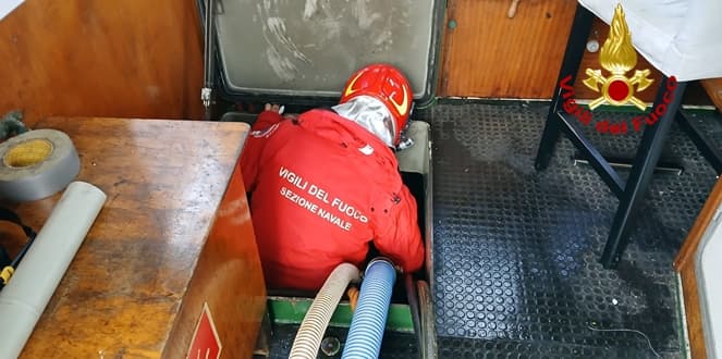 Soccorso natante che imbarcava acqua a Genova