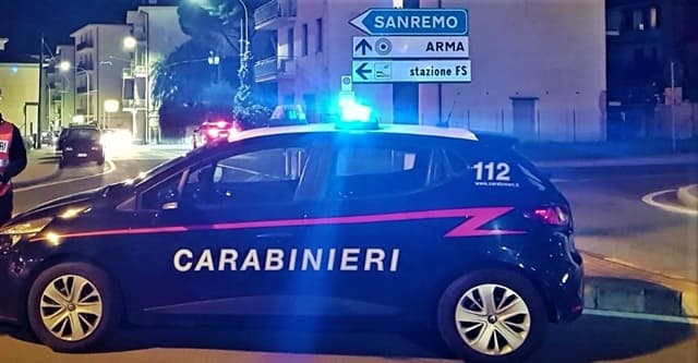 Tenta rapina in gioielleria a Sanremo ma due donne lo mettono in fuga