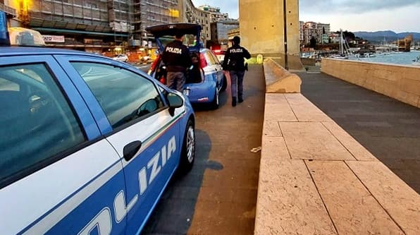 Litigano per problemi di viabilità in centro a Savona, uno resta ferito, 25enne denunciato